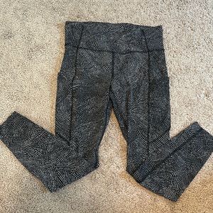 Black and white lululemon leggings